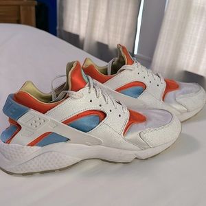 These huaraches have been worn once and are in perfect condition.